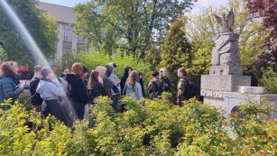 Spotkanie uczestników wycieczki z Panią Przewodniczką PTTK Lublin pod pomnikiem Konstytucji 3 Maja.