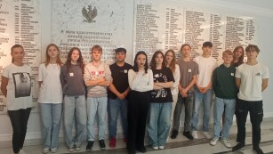 młodzież przy tablicy upamiętniającej posłów II Rzeczypospolitej poległych w czasie II wojny światowej